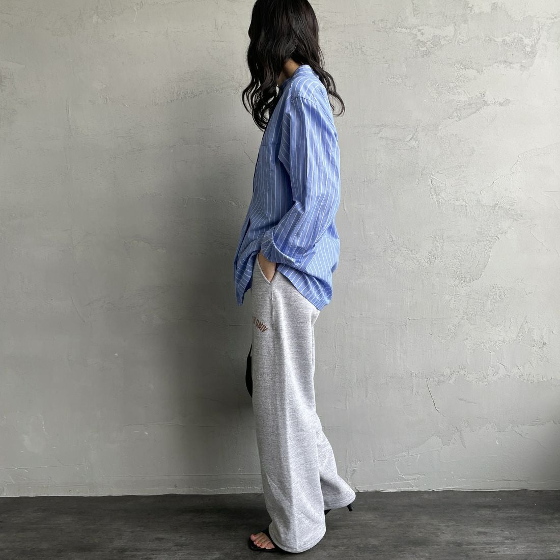 Americana × JEANS FACTORY [アメリカーナ × ジーンズファクトリー] 別注 カレッジロゴ スウェットパンツ [BRF-788A-1-JF] ﾓｸｸﾞﾚｰ &&モデル身長：160cm 着用サイズ：ONE SIZE&&