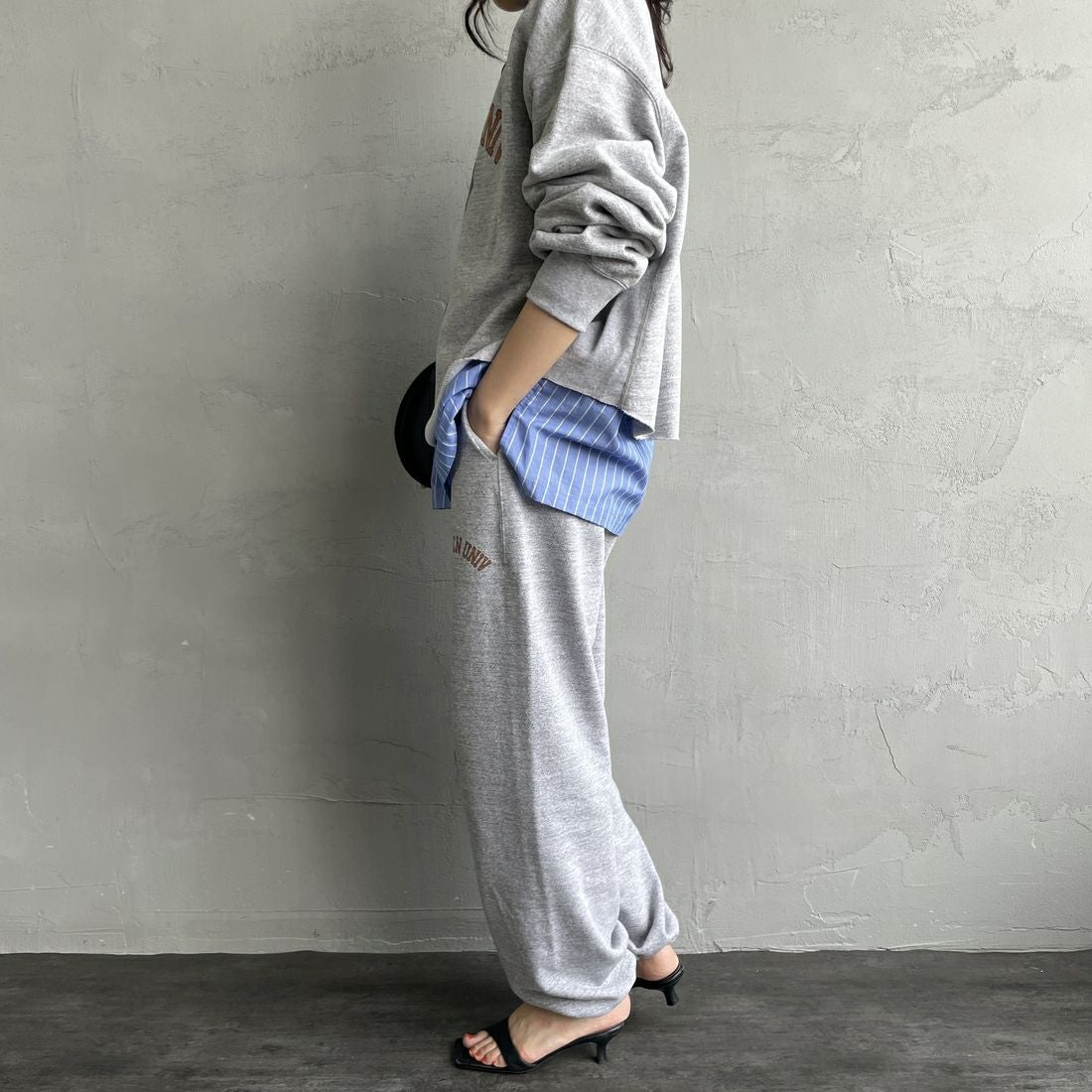 Americana × JEANS FACTORY [アメリカーナ × ジーンズファクトリー] 別注 カレッジロゴ スウェットパンツ [BRF-788A-1-JF] ﾓｸｸﾞﾚｰ &&モデル身長：160cm 着用サイズ：ONE SIZE&&