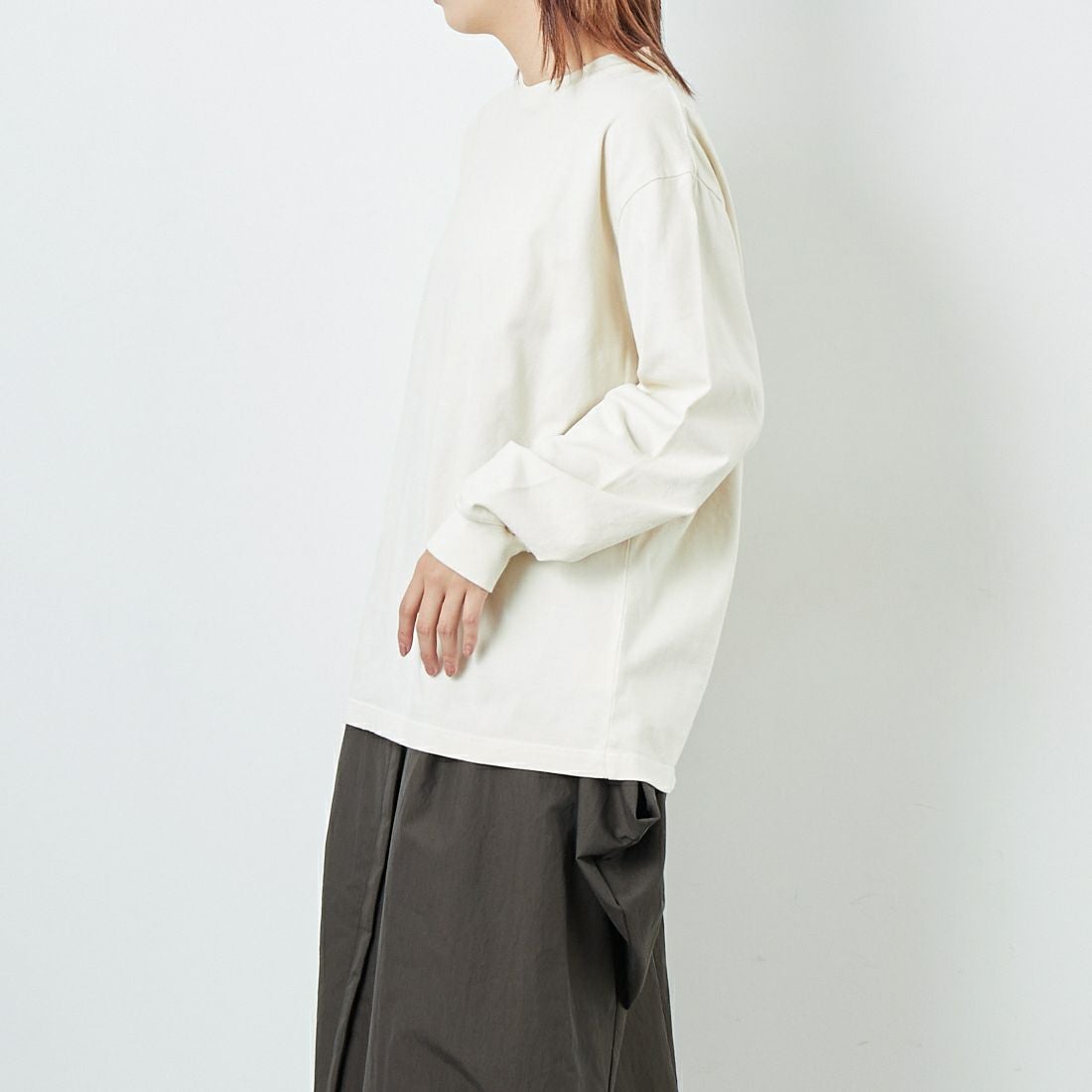 blurhms ROOTSTOCK [ブラームス ルーツストック] クラシックロングスリーブTシャツ [BROOTS25S28F25] 01 D.IVORY &&モデル身長：168cm 着用サイズ：2&&