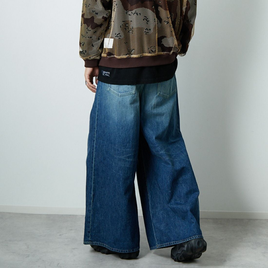 Needles [ニードルズ] ヒザデルバギーデニムパンツ [RW233] A INDIGO &&モデル身長：179cm 着用サイズ：S&&