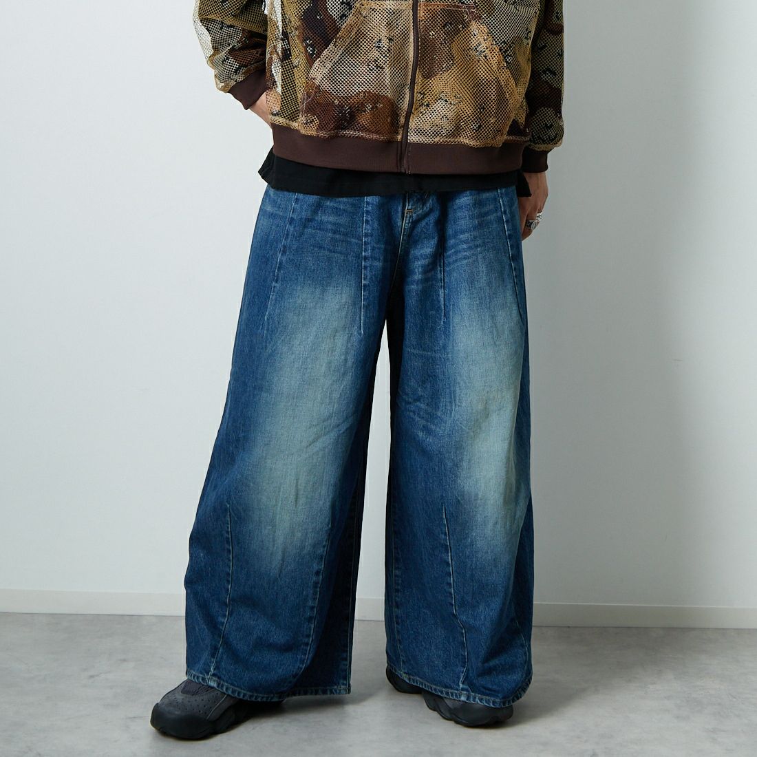 Needles [ニードルズ] ヒザデルバギーデニムパンツ [RW233] A INDIGO &&モデル身長：179cm 着用サイズ：S&&