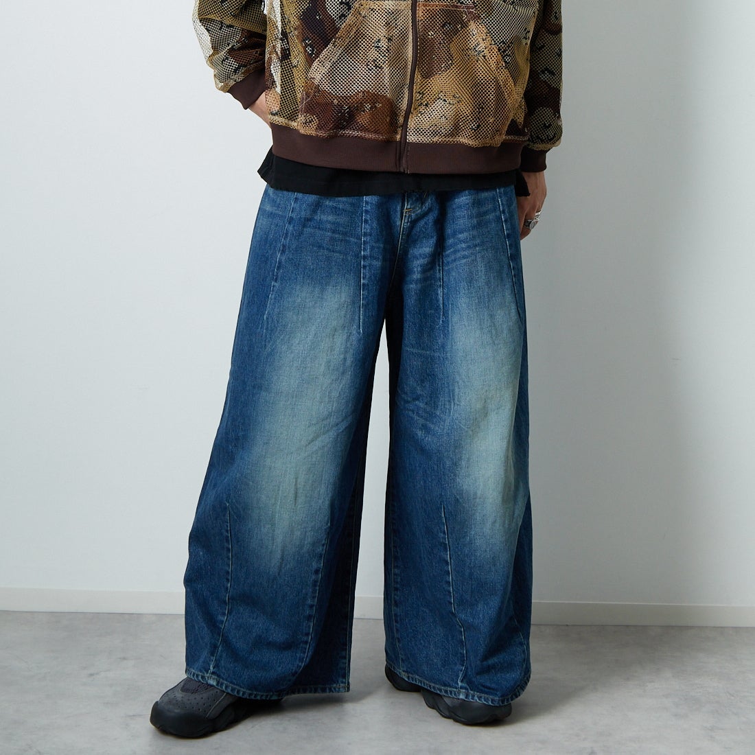 Needles [ニードルズ] ヒザデルバギーデニムパンツ [RW233] A INDIGO &&モデル身長：179cm 着用サイズ：S&&