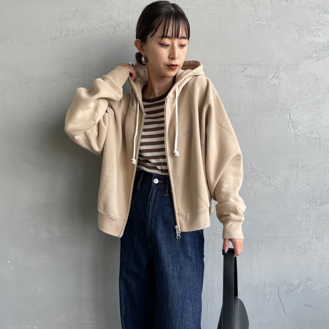 Health knit [ヘルスニット] 別注 ショート丈 クラシックスウェットジップパーカー [HR25F-L270IN-JF] BEIGE &&モデル身長：150cm 着用サイズ：F&&