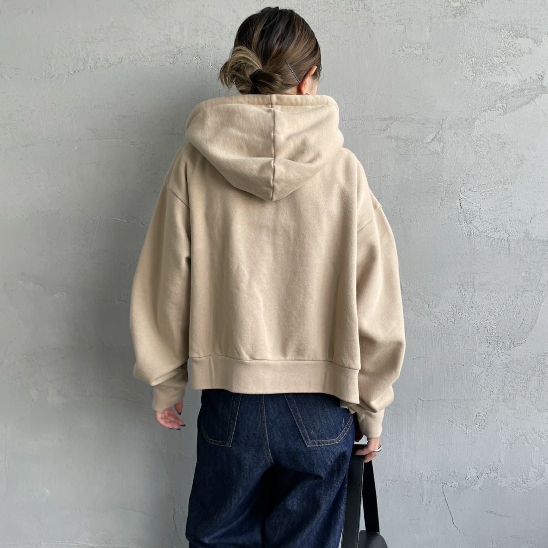 Health knit [ヘルスニット] 別注 ショート丈 クラシックスウェットジップパーカー [HR25F-L270IN-JF] BEIGE &&モデル身長：150cm 着用サイズ：F&&