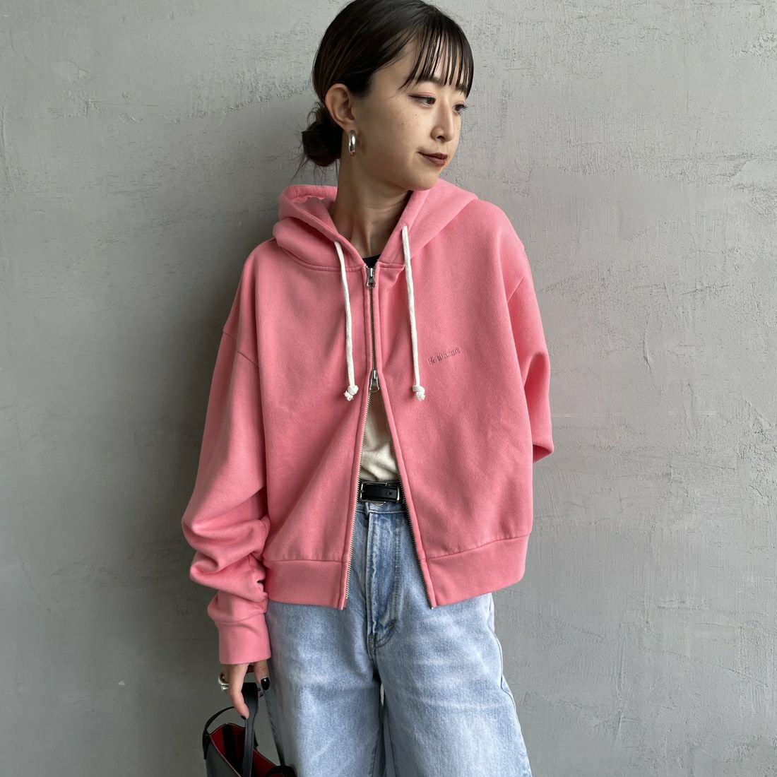 Health knit [ヘルスニット] 別注 ショート丈 クラシックスウェットジップパーカー [HR25F-L270IN-JF] PINK &&モデル身長：150cm 着用サイズ：F&&