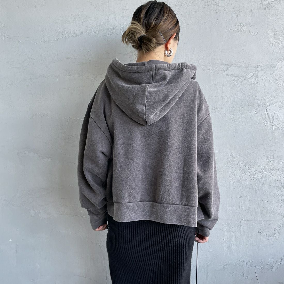 Health knit [ヘルスニット] 別注 ショート丈 クラシックスウェットジップパーカー [HR25F-L270IN-JF] CHARCOAL &&モデル身長：150cm 着用サイズ：F&&