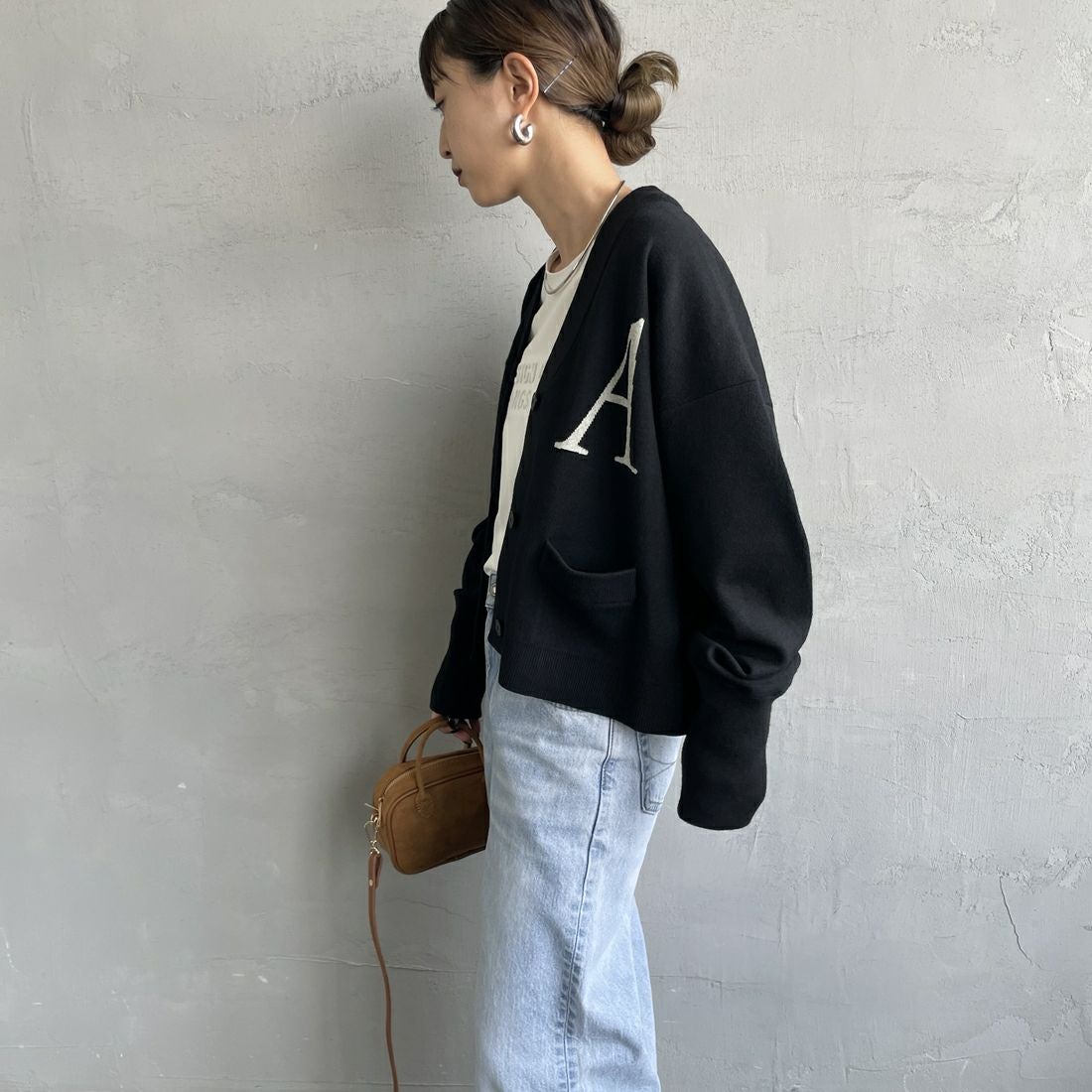 Americana × JEANS FACTORY [アメリカーナ × ジーンズファクトリー] 別注 バックロゴ ショート丈Vネックカーディガン [ASO-C-004-2-JF] ﾌﾞﾗｯｸ &&モデル身長：150cm 着用サイズ：ONE SIZE&&