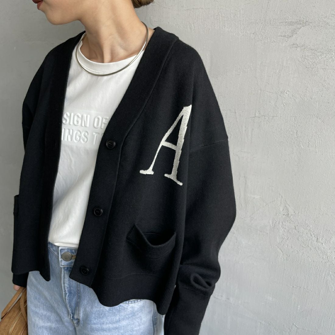 Americana × JEANS FACTORY [アメリカーナ × ジーンズファクトリー] 別注 バックロゴ ショート丈Vネックカーディガン [ASO-C-004-2-JF] ﾌﾞﾗｯｸ &&モデル身長：150cm 着用サイズ：ONE SIZE&&