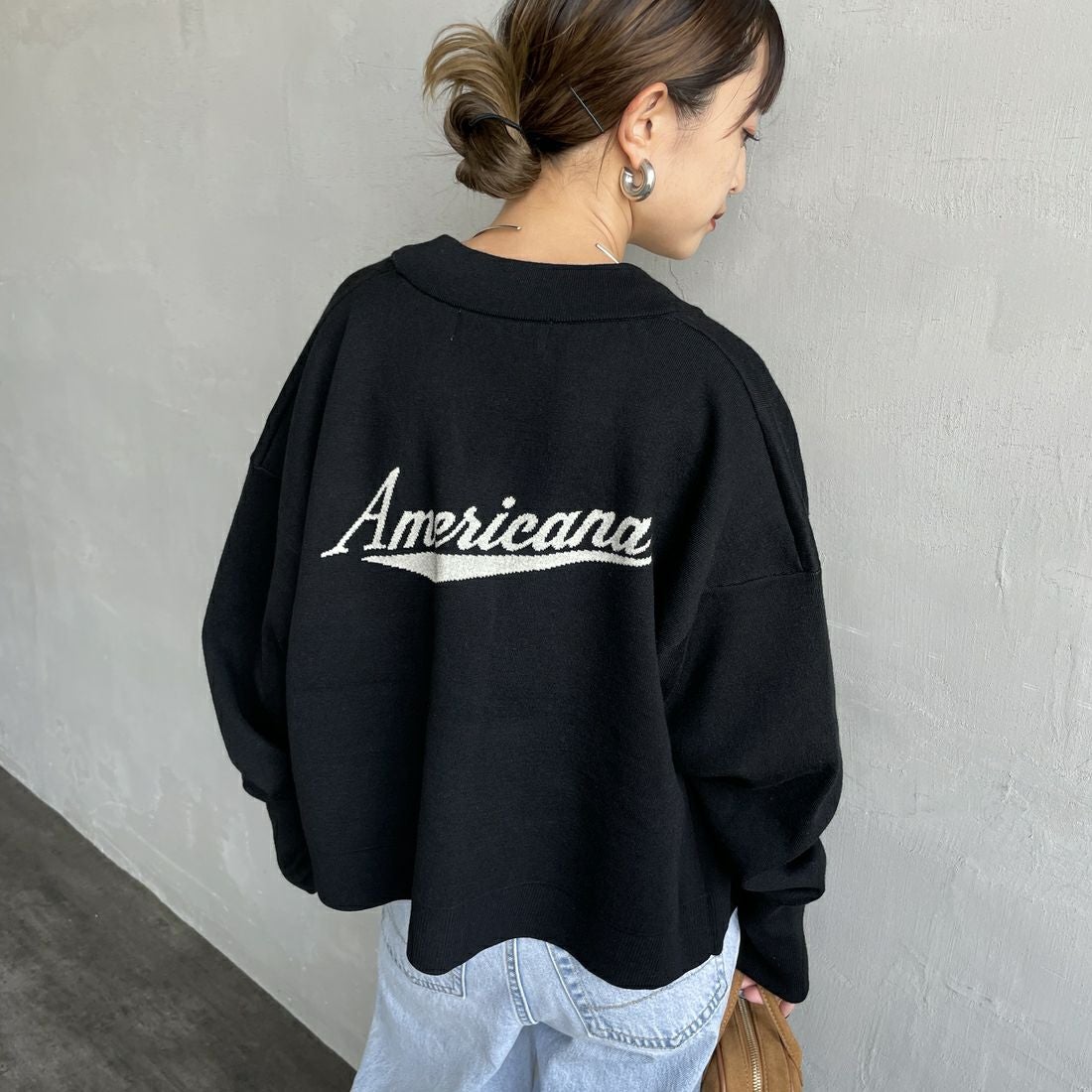 Americana × JEANS FACTORY [アメリカーナ × ジーンズファクトリー] 別注 バックロゴ ショート丈Vネックカーディガン [ASO-C-004-2-JF] ﾌﾞﾗｯｸ &&モデル身長：150cm 着用サイズ：ONE SIZE&&
