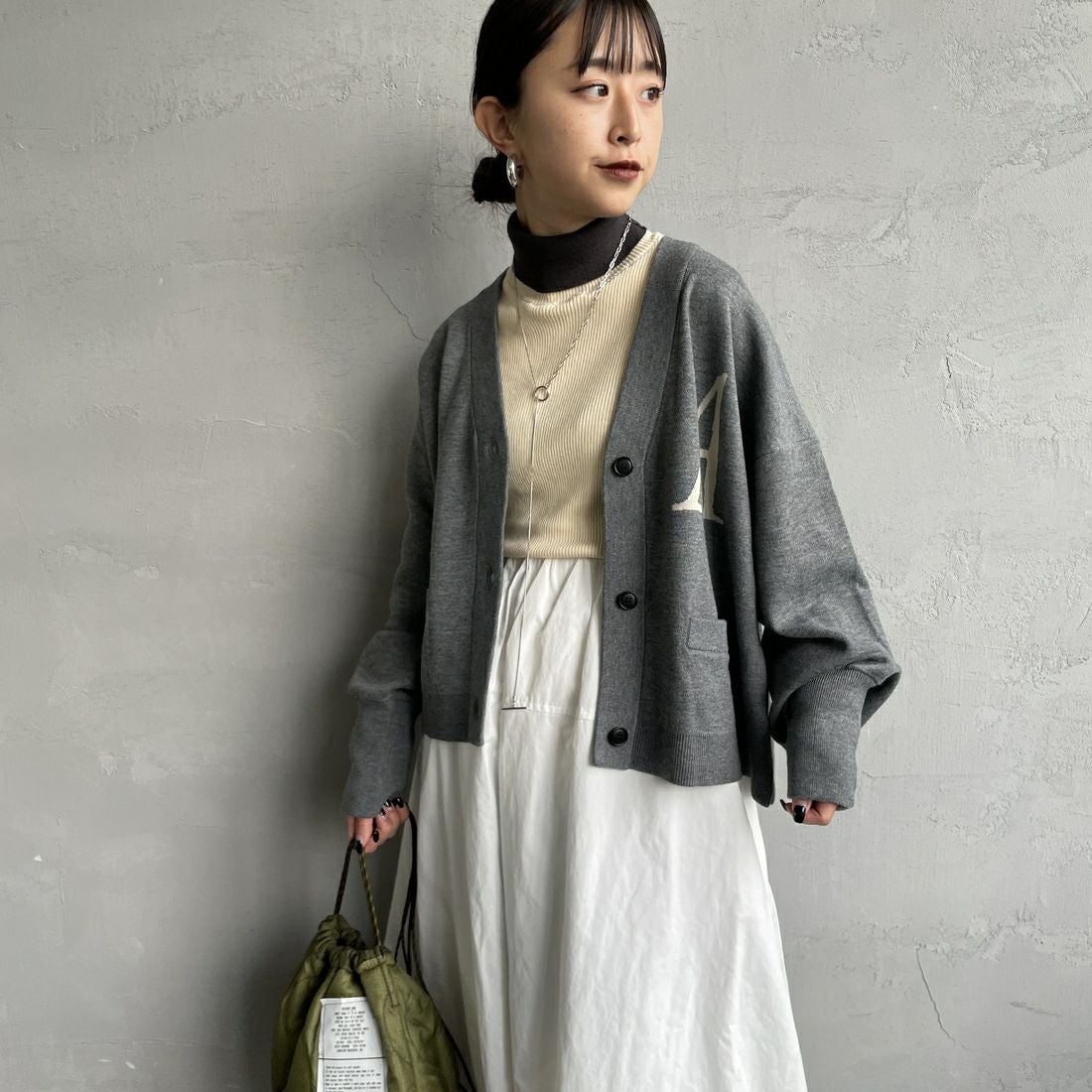 Americana × JEANS FACTORY [アメリカーナ × ジーンズファクトリー] 別注 バックロゴ ショート丈Vネックカーディガン [ASO-C-004-2-JF] ﾁｬｺｰﾙ &&モデル身長：150cm 着用サイズ：ONE SIZE&&