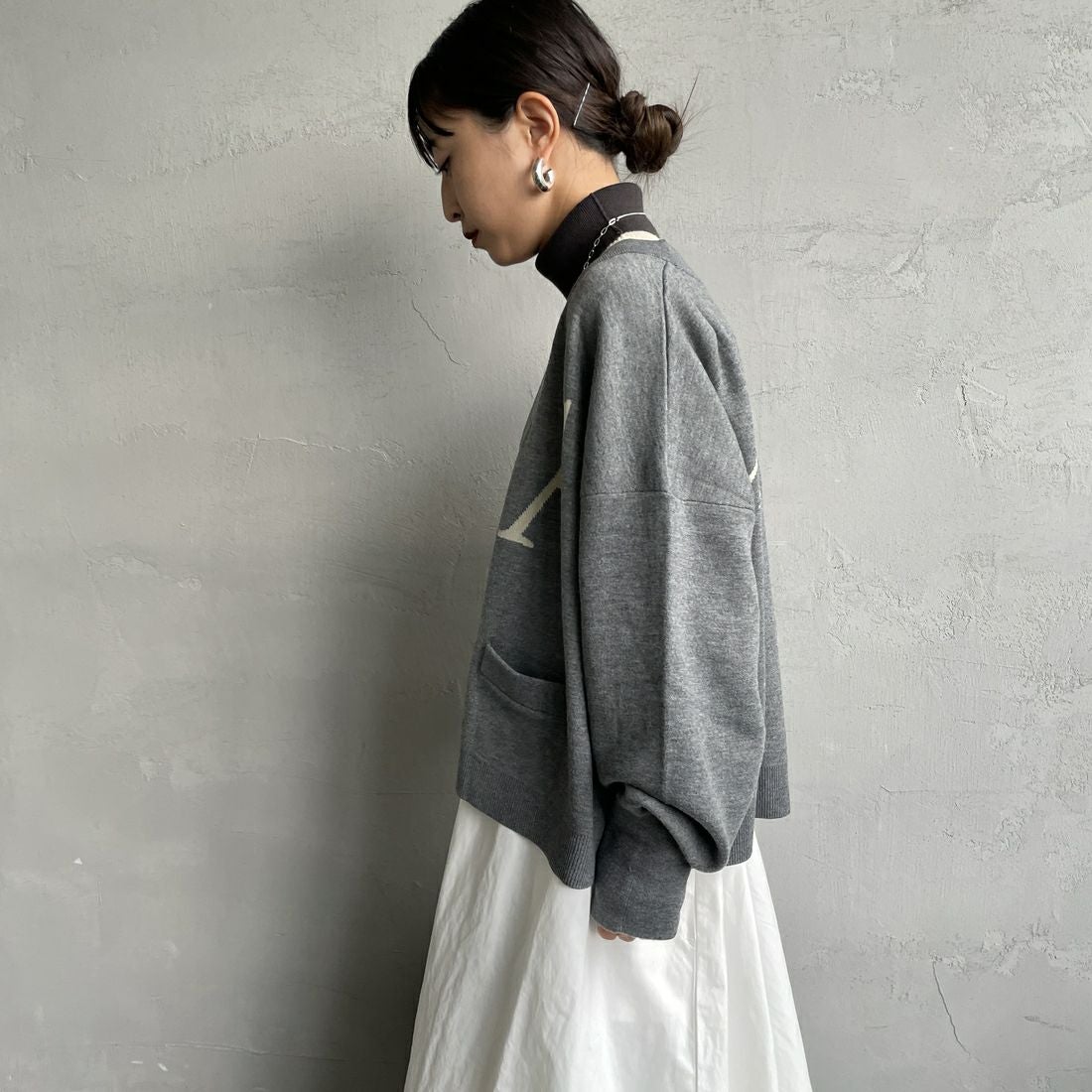 Americana × JEANS FACTORY [アメリカーナ × ジーンズファクトリー] 別注 バックロゴ ショート丈Vネックカーディガン [ASO-C-004-2-JF] ﾁｬｺｰﾙ &&モデル身長：150cm 着用サイズ：ONE SIZE&&