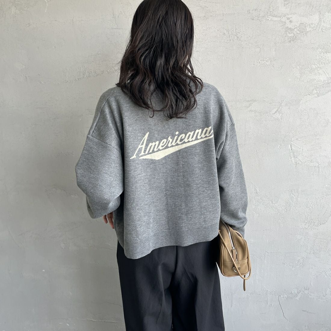Americana × JEANS FACTORY [アメリカーナ × ジーンズファクトリー] 別注 バックロゴ ショート丈Vネックカーディガン [ASO-C-004-2-JF] ﾁｬｺｰﾙ &&モデル身長：160cm 着用サイズ：ONE SIZE&&