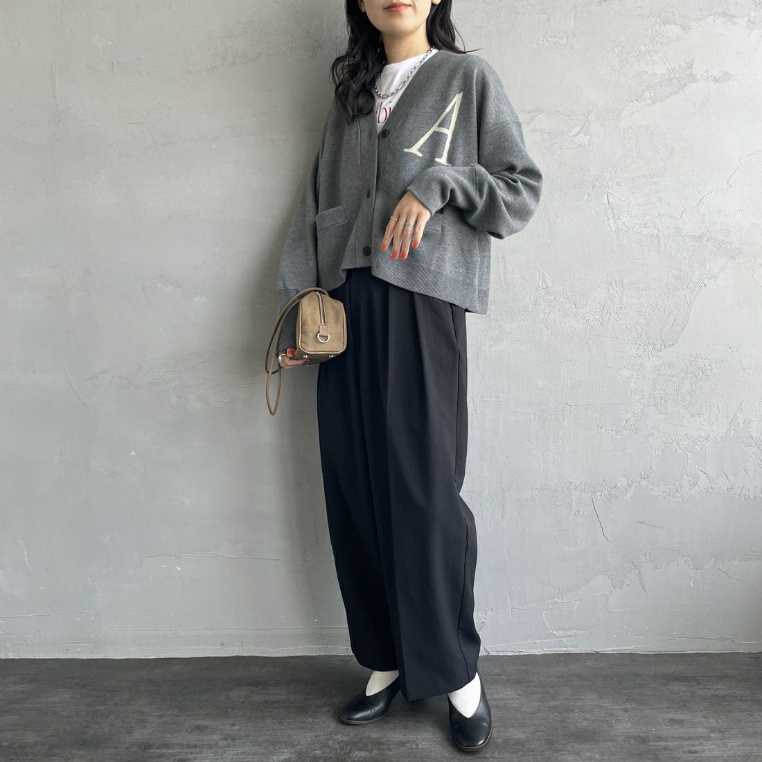 Americana × JEANS FACTORY [アメリカーナ × ジーンズファクトリー] 別注 バックロゴ ショート丈Vネックカーディガン [ASO-C-004-2-JF] ﾁｬｺｰﾙ &&モデル身長：160cm 着用サイズ：ONE SIZE&&