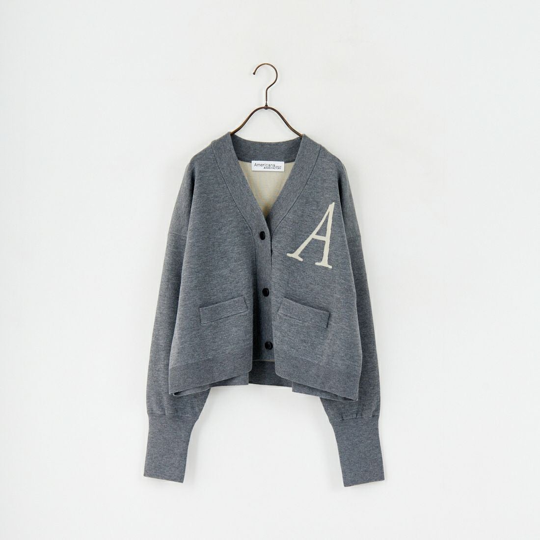 Americana × JEANS FACTORY [アメリカーナ × ジーンズファクトリー] 別注 バックロゴ ショート丈Vネックカーディガン [ASO-C-004-2-JF] ﾁｬｺｰﾙ