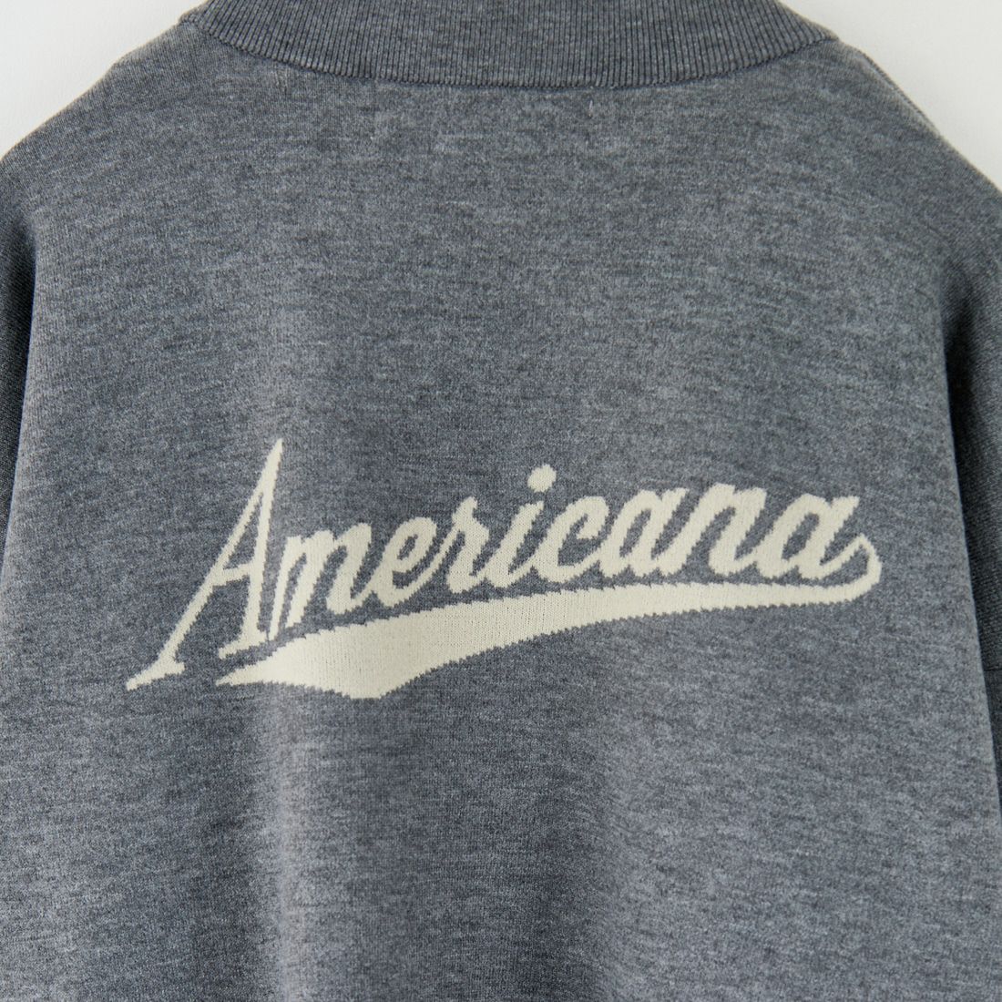 Americana × JEANS FACTORY [アメリカーナ × ジーンズファクトリー] 別注 バックロゴ ショート丈Vネックカーディガン [ASO-C-004-2-JF] ﾁｬｺｰﾙ
