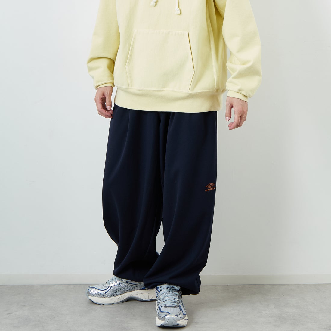 UMBRO [アンブロ] 別注 ワンポイント刺繍ロゴ トラックパンツ [KBT126-NK-PT2-MS-JF] NAVY &&モデル身長：168cm 着用サイズ：L&&