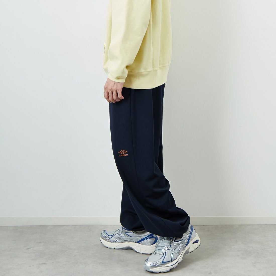 UMBRO [アンブロ] 別注 ワンポイント刺繍ロゴ トラックパンツ [KBT126-NK-PT2-MS-JF] NAVY &&モデル身長：168cm 着用サイズ：L&&