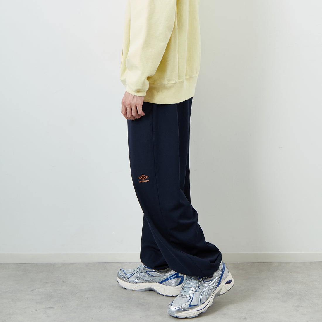 UMBRO [アンブロ] 別注 ワンポイント刺繍ロゴ トラックパンツ [KBT126-NK-PT2-MS-JF] NAVY &&モデル身長：168cm 着用サイズ：L&&