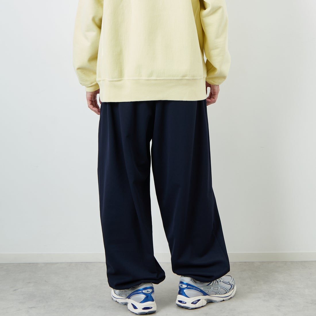 UMBRO [アンブロ] 別注 ワンポイント刺繍ロゴ トラックパンツ [KBT126-NK-PT2-MS-JF] NAVY &&モデル身長：168cm 着用サイズ：L&&