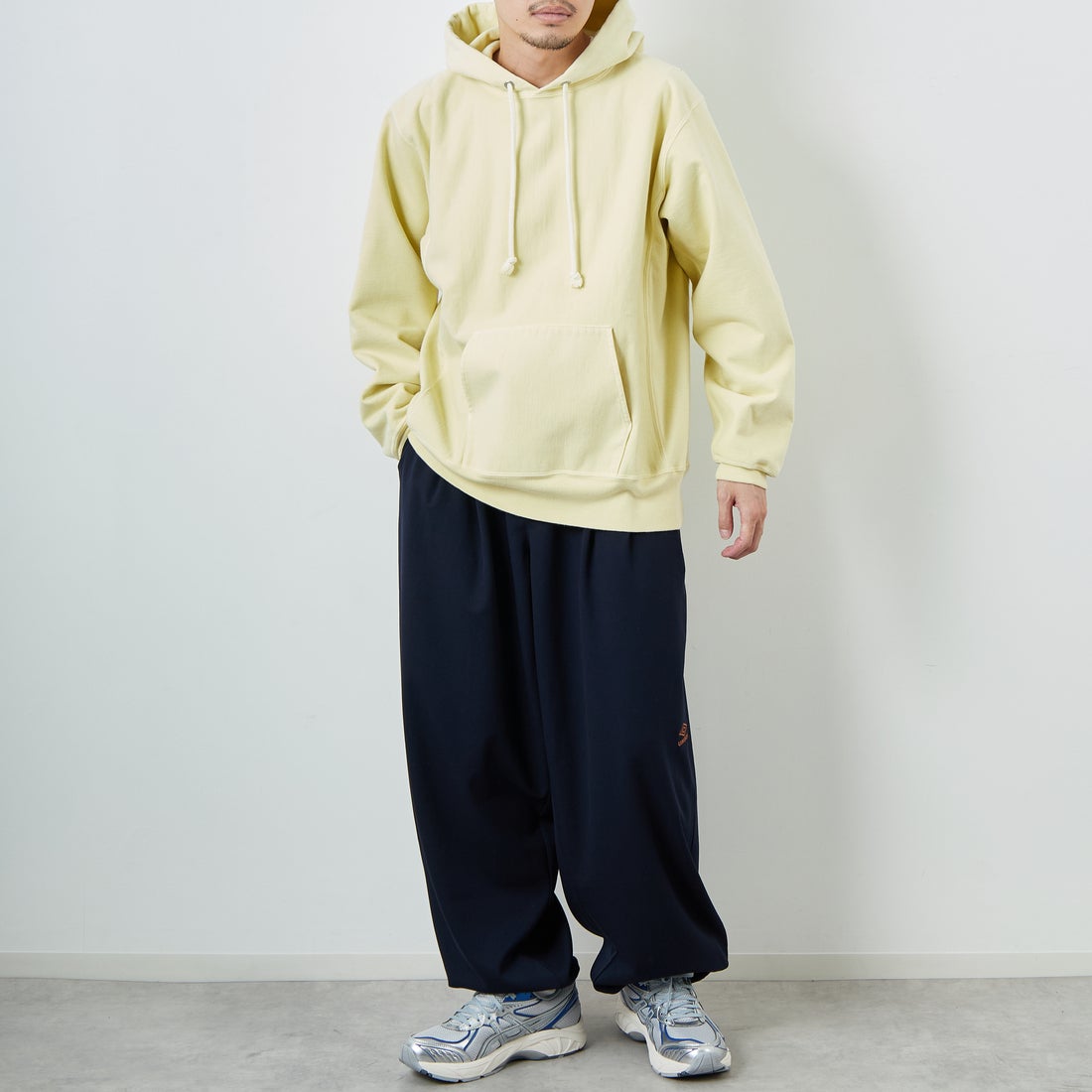 UMBRO [アンブロ] 別注 ワンポイント刺繍ロゴ トラックパンツ [KBT126-NK-PT2-MS-JF] NAVY &&モデル身長：168cm 着用サイズ：L&&