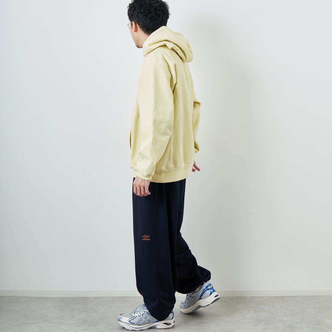 UMBRO [アンブロ] 別注 ワンポイント刺繍ロゴ トラックパンツ [KBT126-NK-PT2-MS-JF] NAVY &&モデル身長：168cm 着用サイズ：L&&