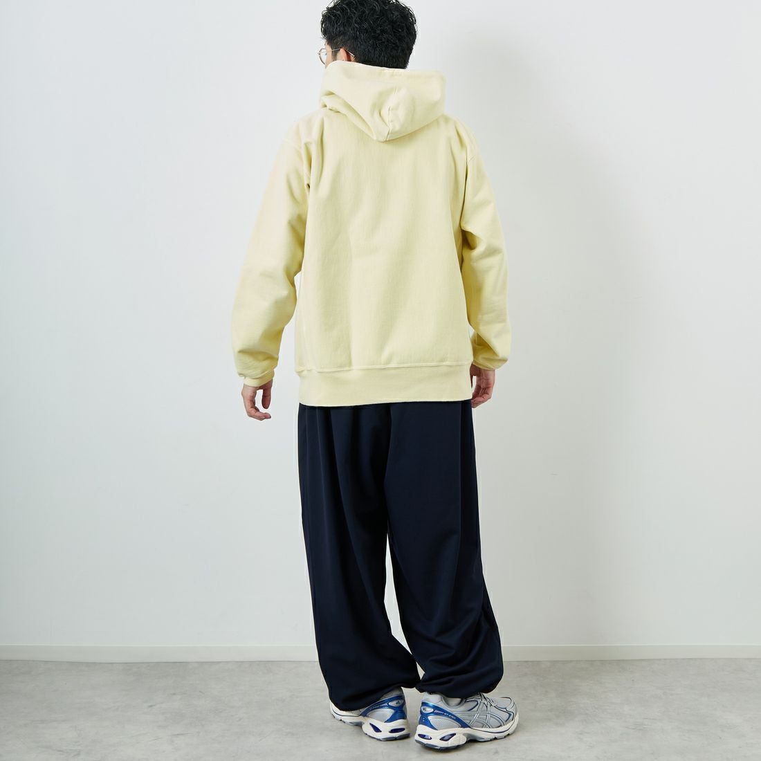 UMBRO [アンブロ] 別注 ワンポイント刺繍ロゴ トラックパンツ [KBT126-NK-PT2-MS-JF] NAVY &&モデル身長：168cm 着用サイズ：L&&