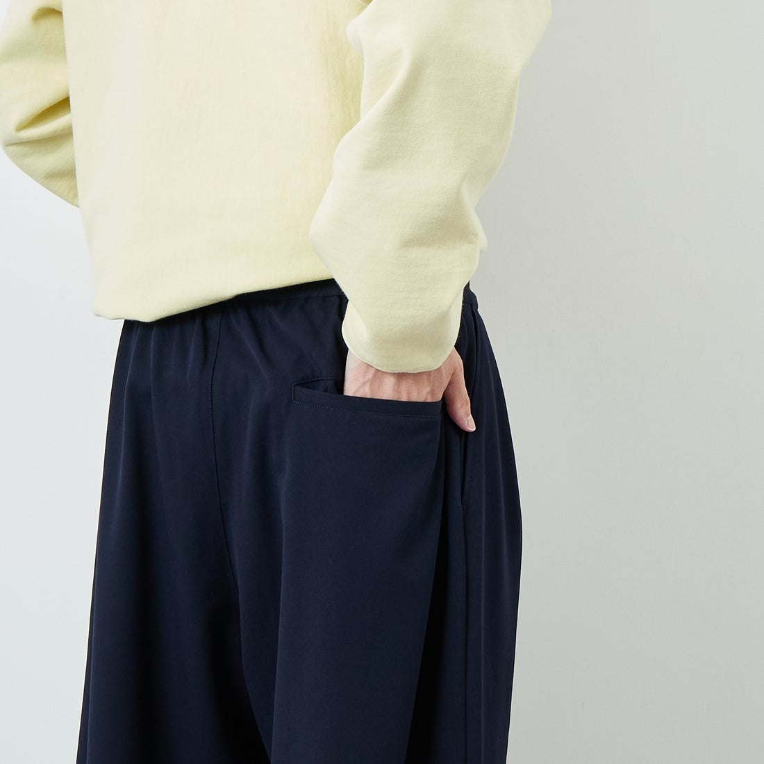 UMBRO [アンブロ] 別注 ワンポイント刺繍ロゴ トラックパンツ [KBT126-NK-PT2-MS-JF] NAVY &&モデル身長：168cm 着用サイズ：L&&