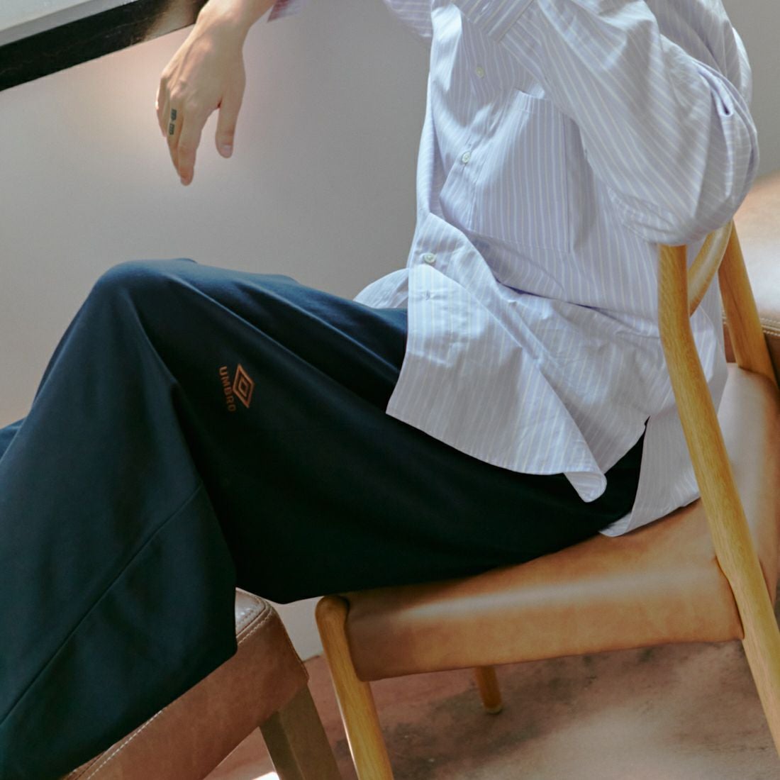 UMBRO [アンブロ] 別注 ワンポイント刺繍ロゴ トラックパンツ [KBT126-NK-PT2-MS-JF] NAVY