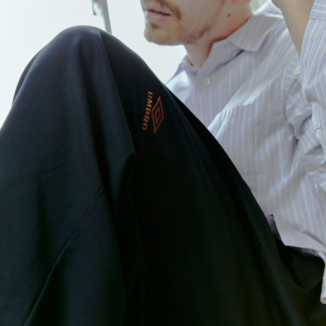 UMBRO [アンブロ] 別注 ワンポイント刺繍ロゴ トラックパンツ [KBT126-NK-PT2-MS-JF] NAVY