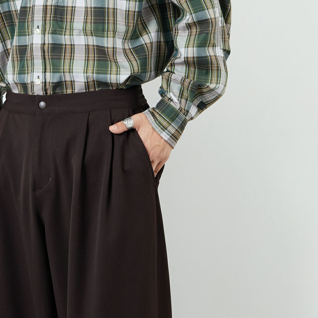 UMBRO [アンブロ] 別注 ワンポイント刺繍ロゴ トラックパンツ [KBT126-NK-PT2-MS-JF] BROWN &&モデル身長：179cm 着用サイズ：L&&