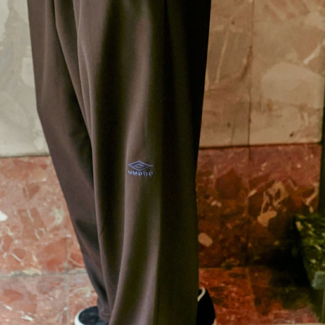 UMBRO [アンブロ] 別注 ワンポイント刺繍ロゴ トラックパンツ [KBT126-NK-PT2-MS-JF] BROWN