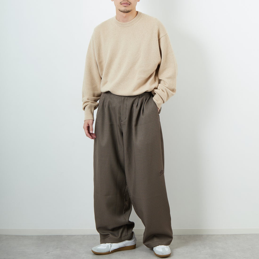 UMBRO [アンブロ] 別注 ワンポイント刺繍ロゴ トラックパンツ [KBT126-NK-PT2-MS-JF] CHECK &&モデル身長：168cm 着用サイズ：L&&