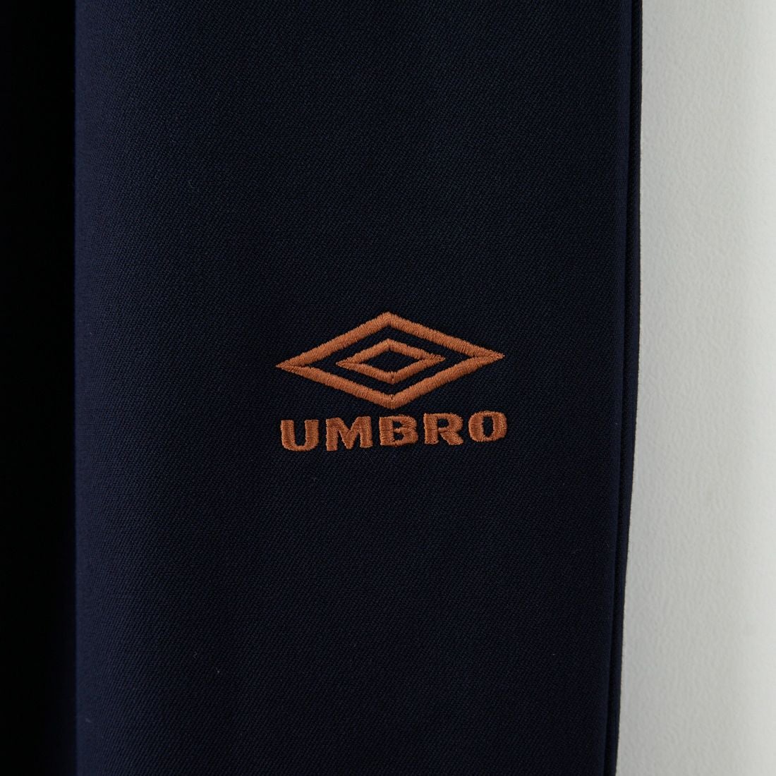 UMBRO [アンブロ] 別注 ワンポイント刺繍ロゴ トラックパンツ [KBT126-NK-PT2-MS-JF] NAVY