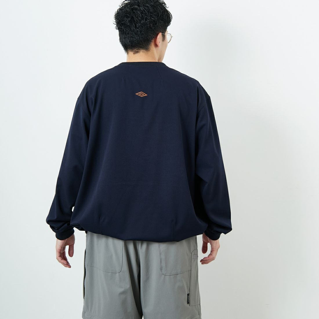 UMBRO [アンブロ] 別注 ワンポイント刺繍ロゴ ドローコードスウェット [KBT126-NK-PO2-MS-JF] NAVY &&モデル身長：168cm 着用サイズ：L&&