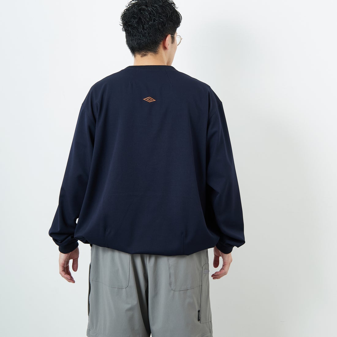 UMBRO [アンブロ] 別注 ワンポイント刺繍ロゴ ドローコードスウェット [KBT126-NK-PO2-MS-JF] NAVY &&モデル身長：168cm 着用サイズ：L&&