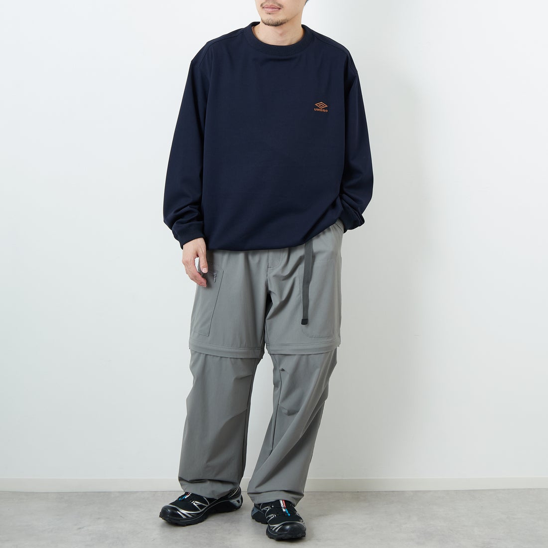 UMBRO [アンブロ] 別注 ワンポイント刺繍ロゴ ドローコードスウェット [KBT126-NK-PO2-MS-JF] NAVY &&モデル身長：168cm 着用サイズ：L&&