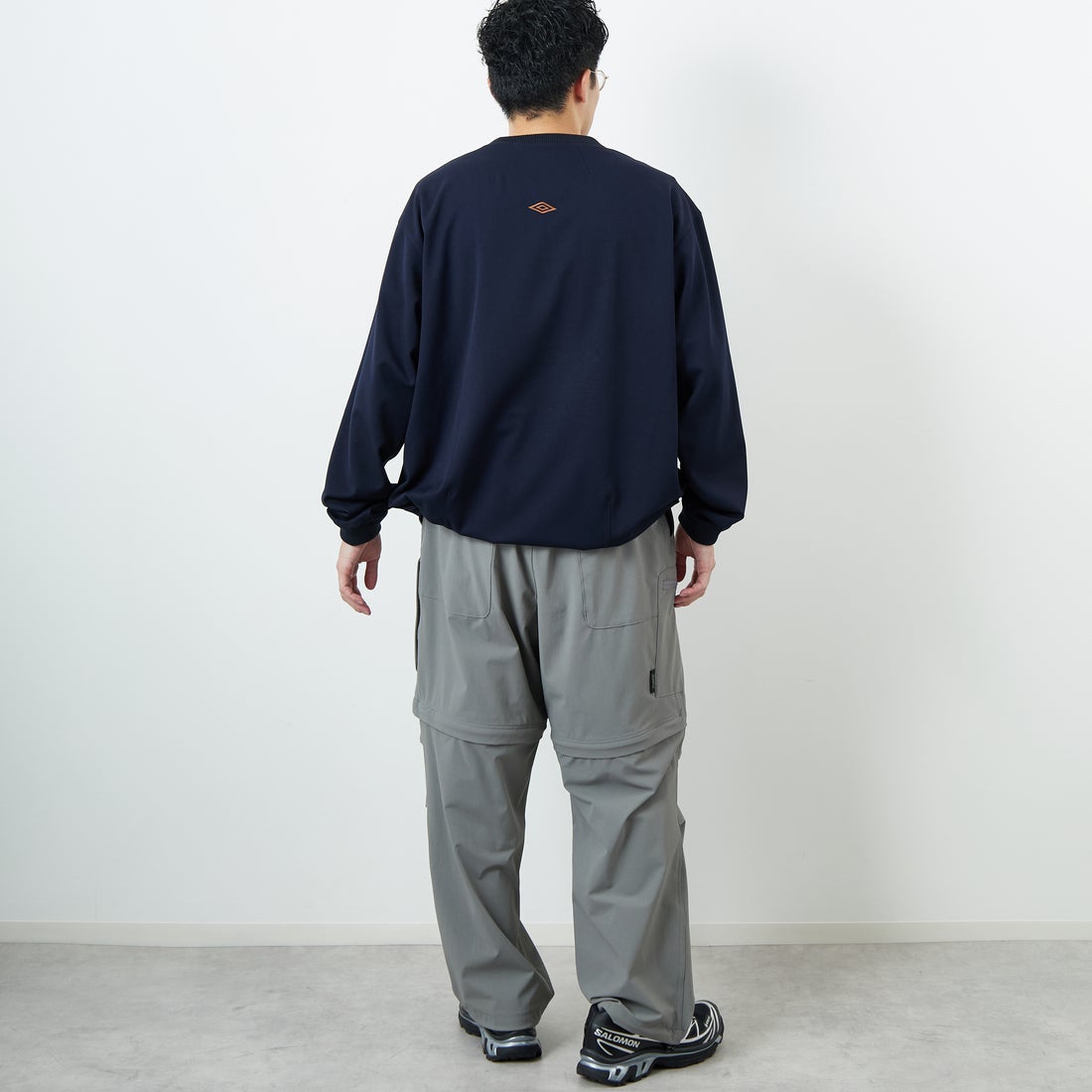 UMBRO [アンブロ] 別注 ワンポイント刺繍ロゴ ドローコードスウェット [KBT126-NK-PO2-MS-JF] NAVY &&モデル身長：168cm 着用サイズ：L&&