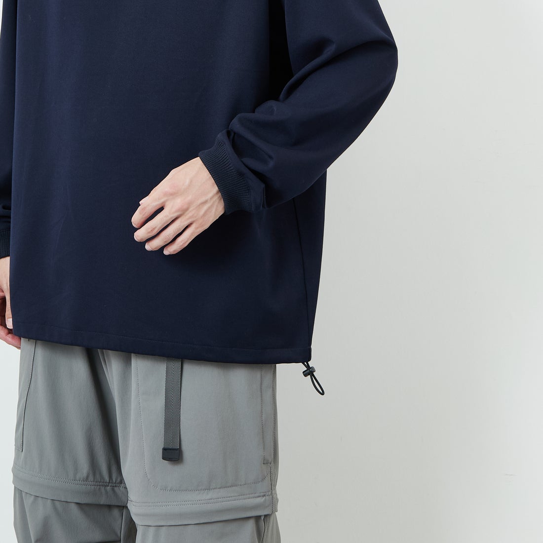 UMBRO [アンブロ] 別注 ワンポイント刺繍ロゴ ドローコードスウェット [KBT126-NK-PO2-MS-JF] NAVY &&モデル身長：168cm 着用サイズ：L&&