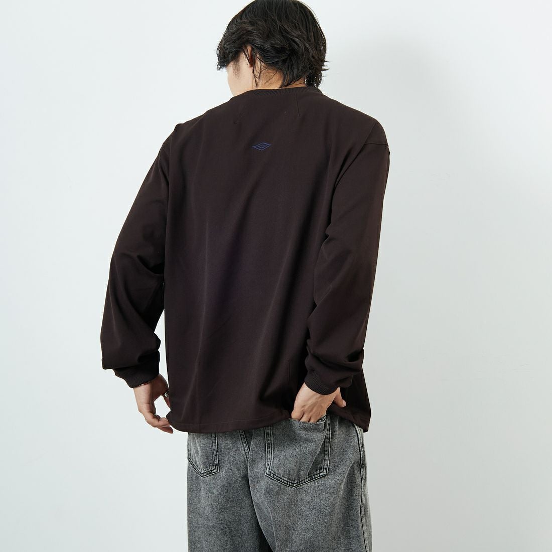 UMBRO [アンブロ] 別注 ワンポイント刺繍ロゴ ドローコードスウェット [KBT126-NK-PO2-MS-JF] BROWN &&モデル身長：179cm 着用サイズ：L&&