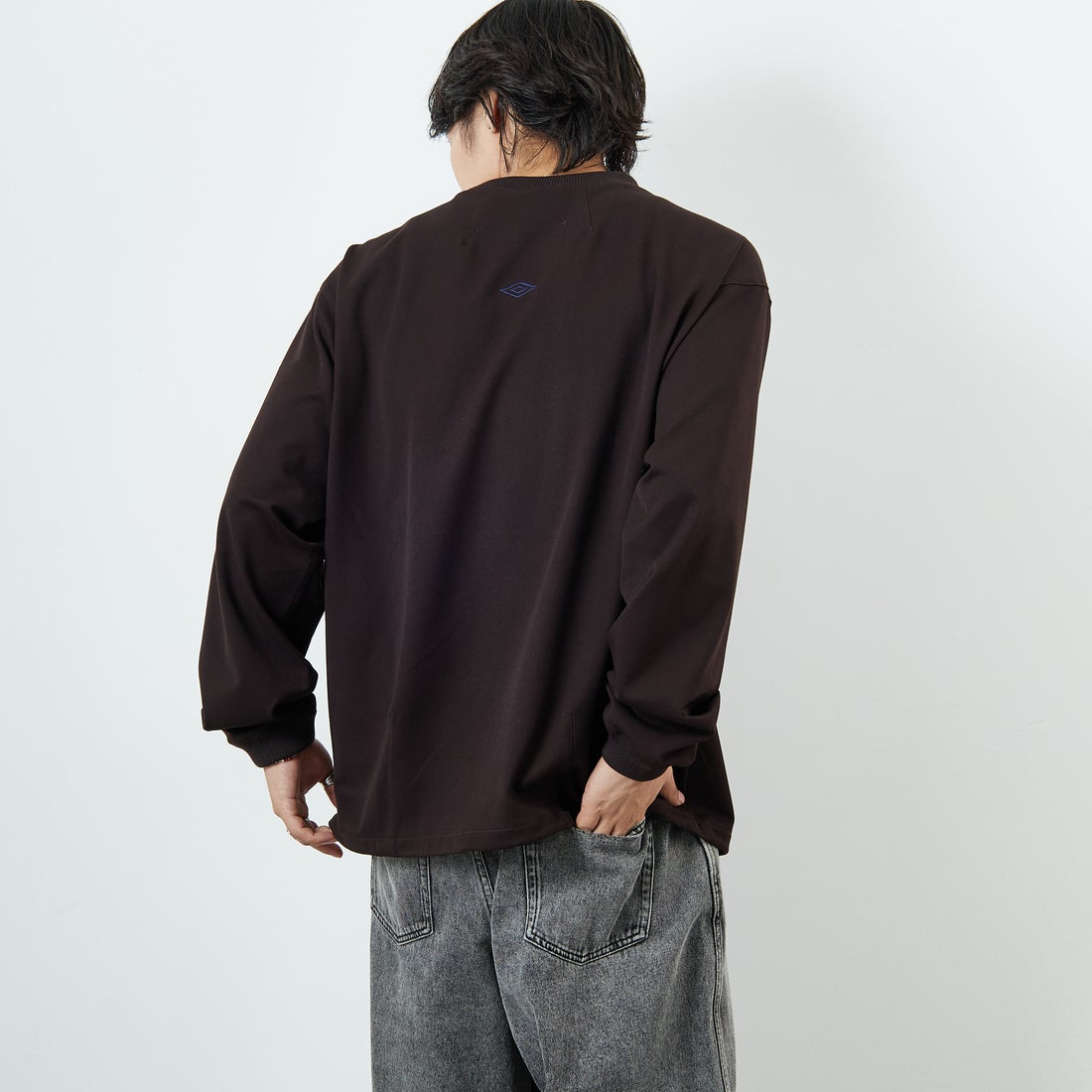 UMBRO [アンブロ] 別注 ワンポイント刺繍ロゴ ドローコードスウェット [KBT126-NK-PO2-MS-JF] BROWN &&モデル身長：179cm 着用サイズ：L&&