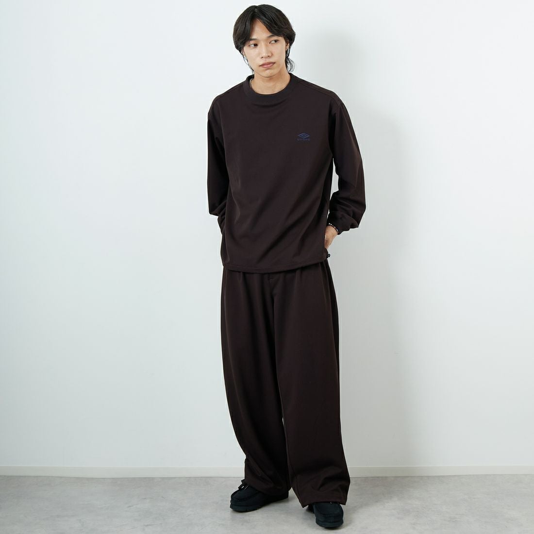 UMBRO [アンブロ] 別注 ワンポイント刺繍ロゴ ドローコードスウェット [KBT126-NK-PO2-MS-JF] BROWN &&モデル身長：179cm 着用サイズ：L&&