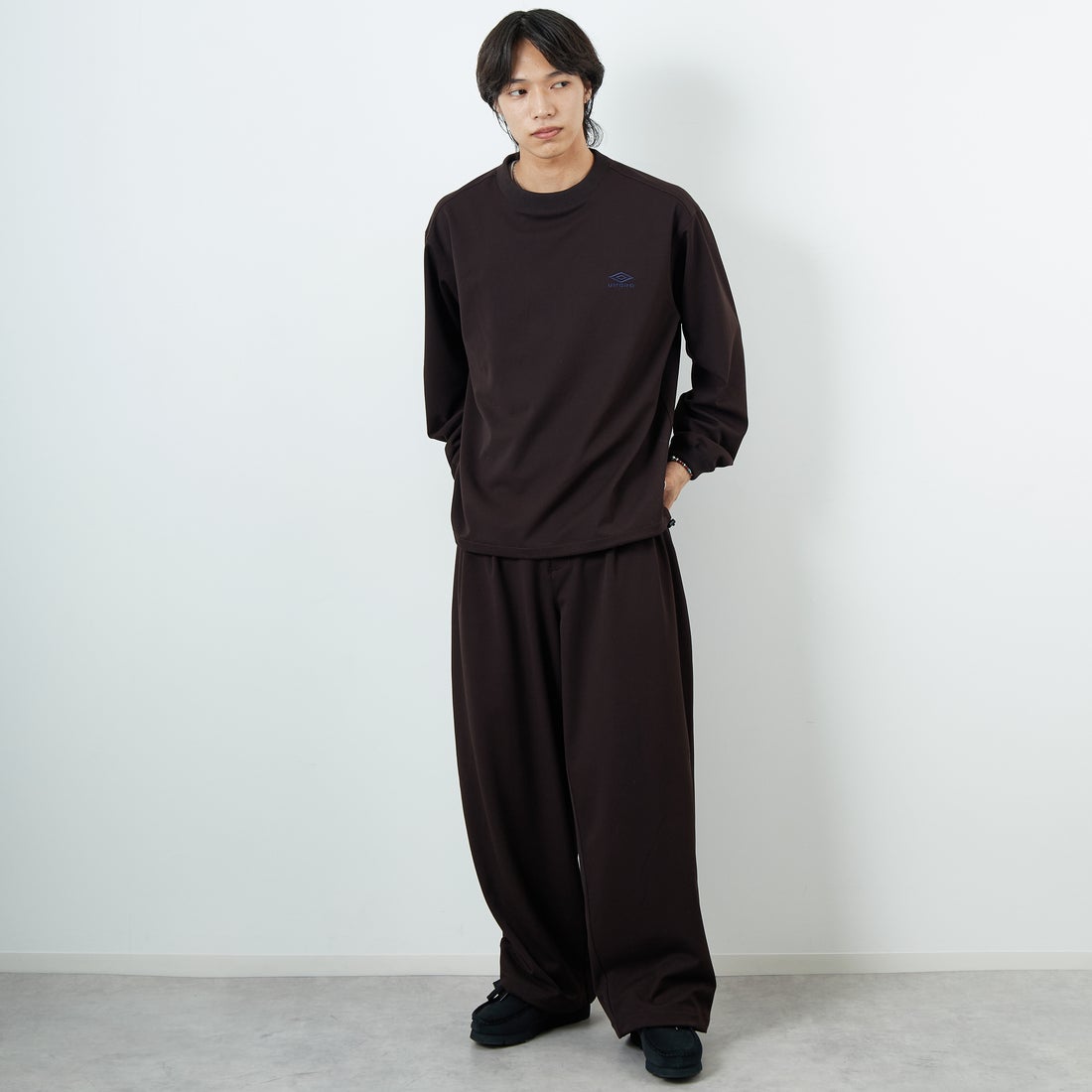 UMBRO [アンブロ] 別注 ワンポイント刺繍ロゴ ドローコードスウェット [KBT126-NK-PO2-MS-JF] BROWN &&モデル身長：179cm 着用サイズ：L&&