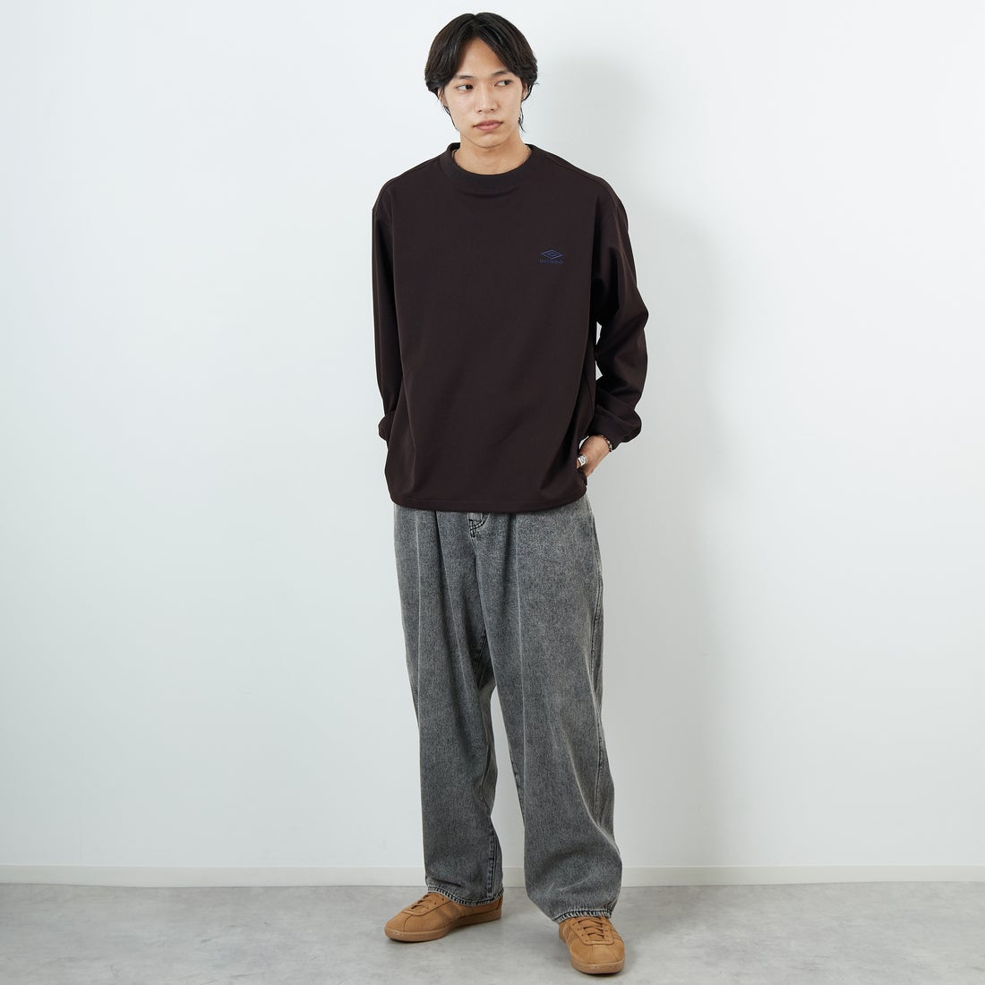 UMBRO [アンブロ] 別注 ワンポイント刺繍ロゴ ドローコードスウェット [KBT126-NK-PO2-MS-JF] BROWN &&モデル身長：179cm 着用サイズ：L&&