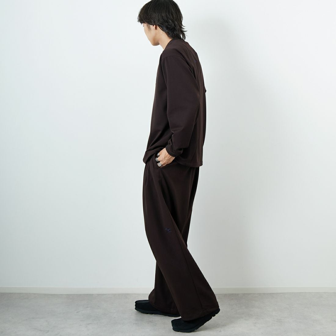 UMBRO [アンブロ] 別注 ワンポイント刺繍ロゴ ドローコードスウェット [KBT126-NK-PO2-MS-JF] BROWN &&モデル身長：179cm 着用サイズ：L&&