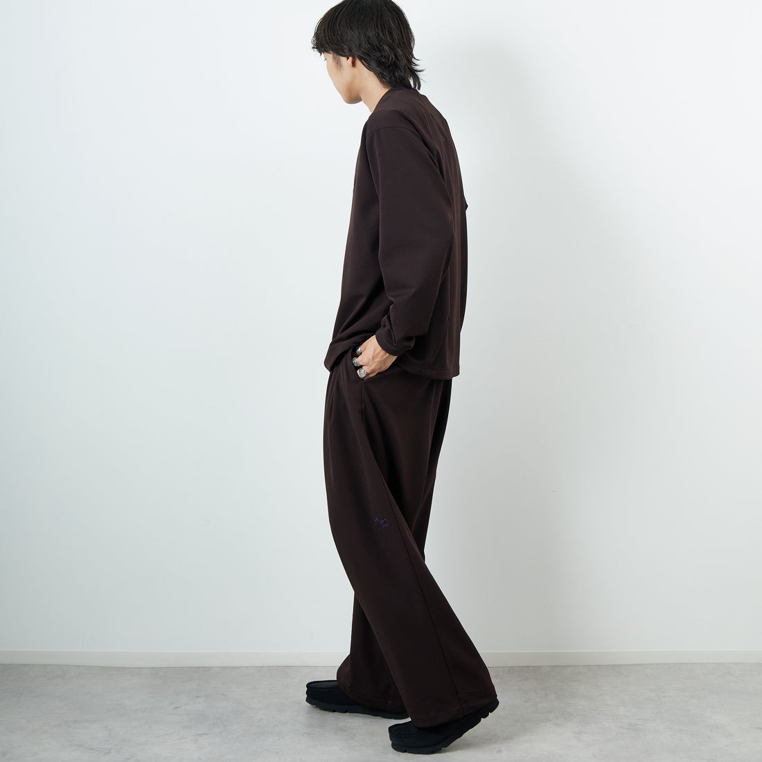 UMBRO [アンブロ] 別注 ワンポイント刺繍ロゴ ドローコードスウェット [KBT126-NK-PO2-MS-JF] BROWN &&モデル身長：179cm 着用サイズ：L&&