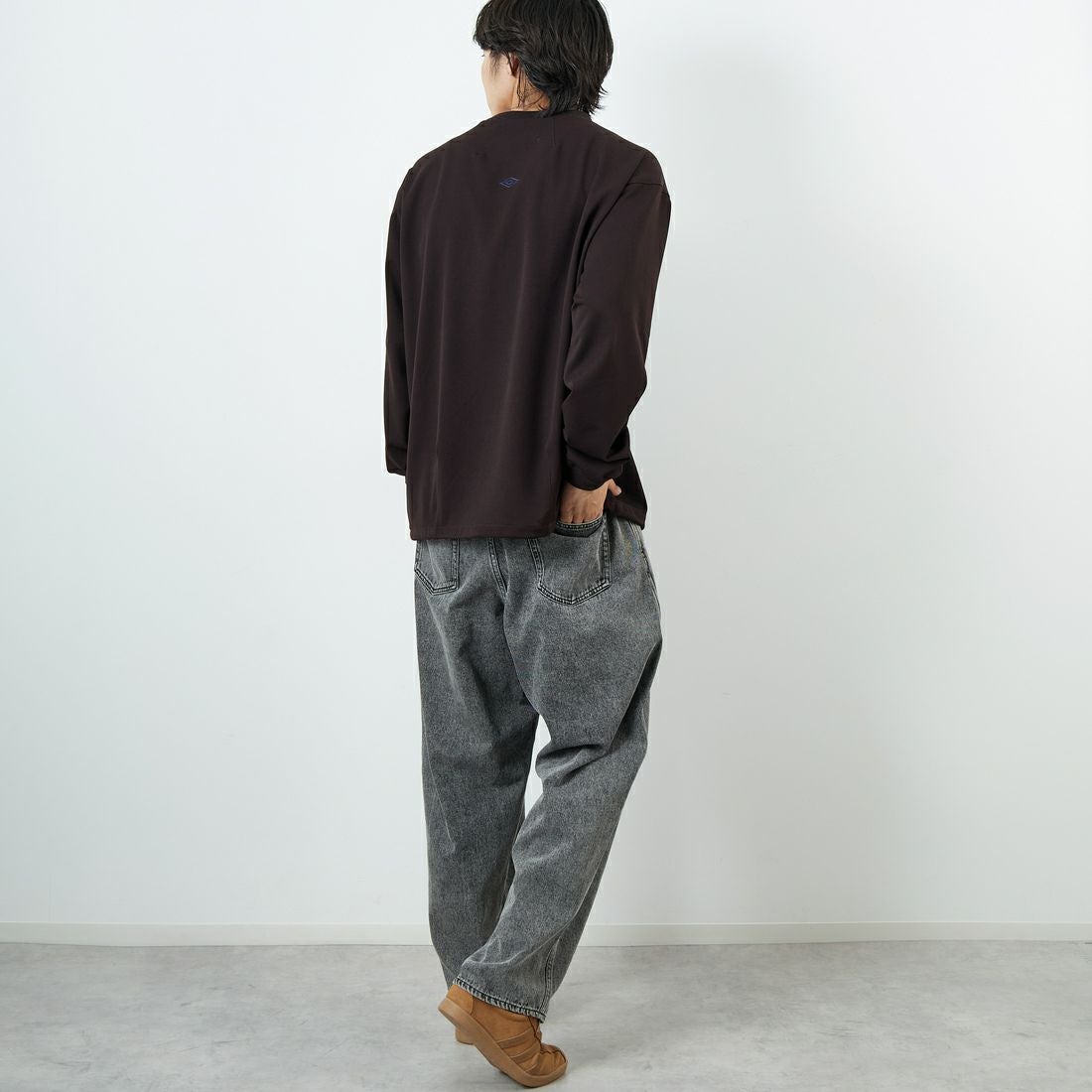 UMBRO [アンブロ] 別注 ワンポイント刺繍ロゴ ドローコードスウェット [KBT126-NK-PO2-MS-JF] BROWN &&モデル身長：179cm 着用サイズ：L&&