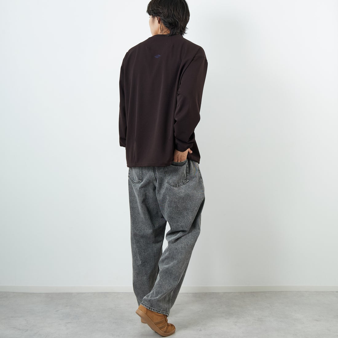 UMBRO [アンブロ] 別注 ワンポイント刺繍ロゴ ドローコードスウェット [KBT126-NK-PO2-MS-JF] BROWN &&モデル身長：179cm 着用サイズ：L&&