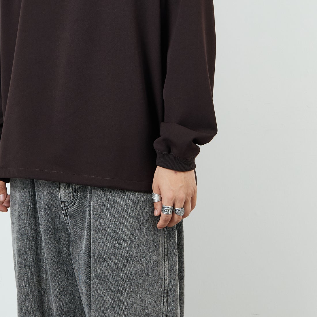 UMBRO [アンブロ] 別注 ワンポイント刺繍ロゴ ドローコードスウェット [KBT126-NK-PO2-MS-JF] BROWN &&モデル身長：179cm 着用サイズ：L&&