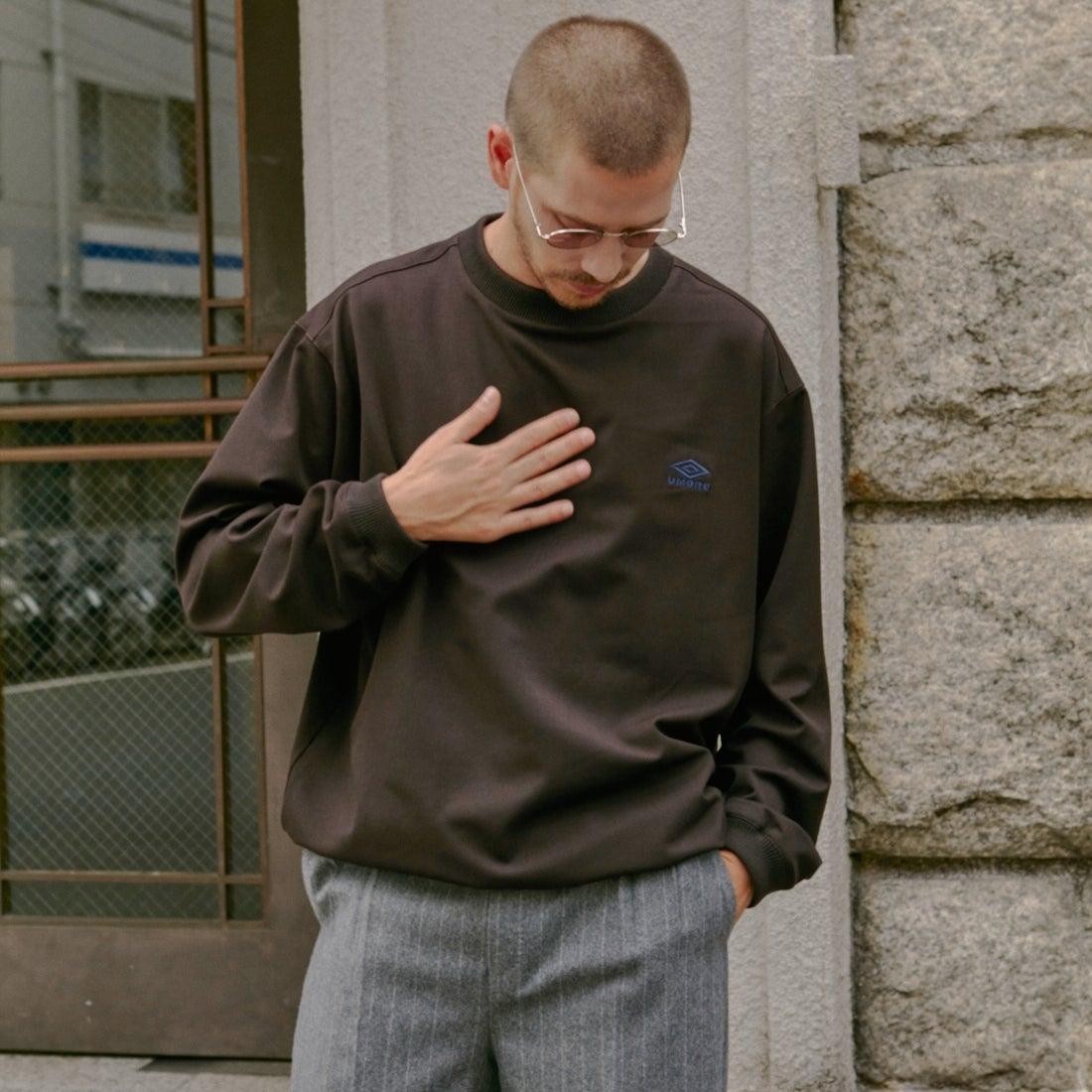 UMBRO [アンブロ] 別注 ワンポイント刺繍ロゴ ドローコードスウェット [KBT126-NK-PO2-MS-JF] BROWN