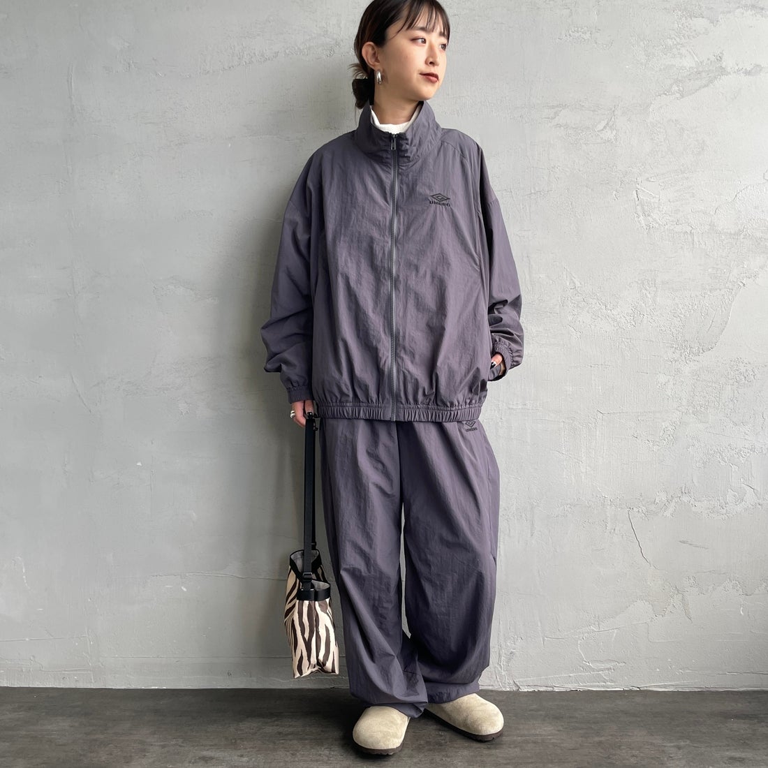 UMBRO [アンブロ] 別注 ナイロントラックブルゾン [KBT126-NK-JK1-MS-JF] GRAY &&モデル身長：150cm 着用サイズ：S&&